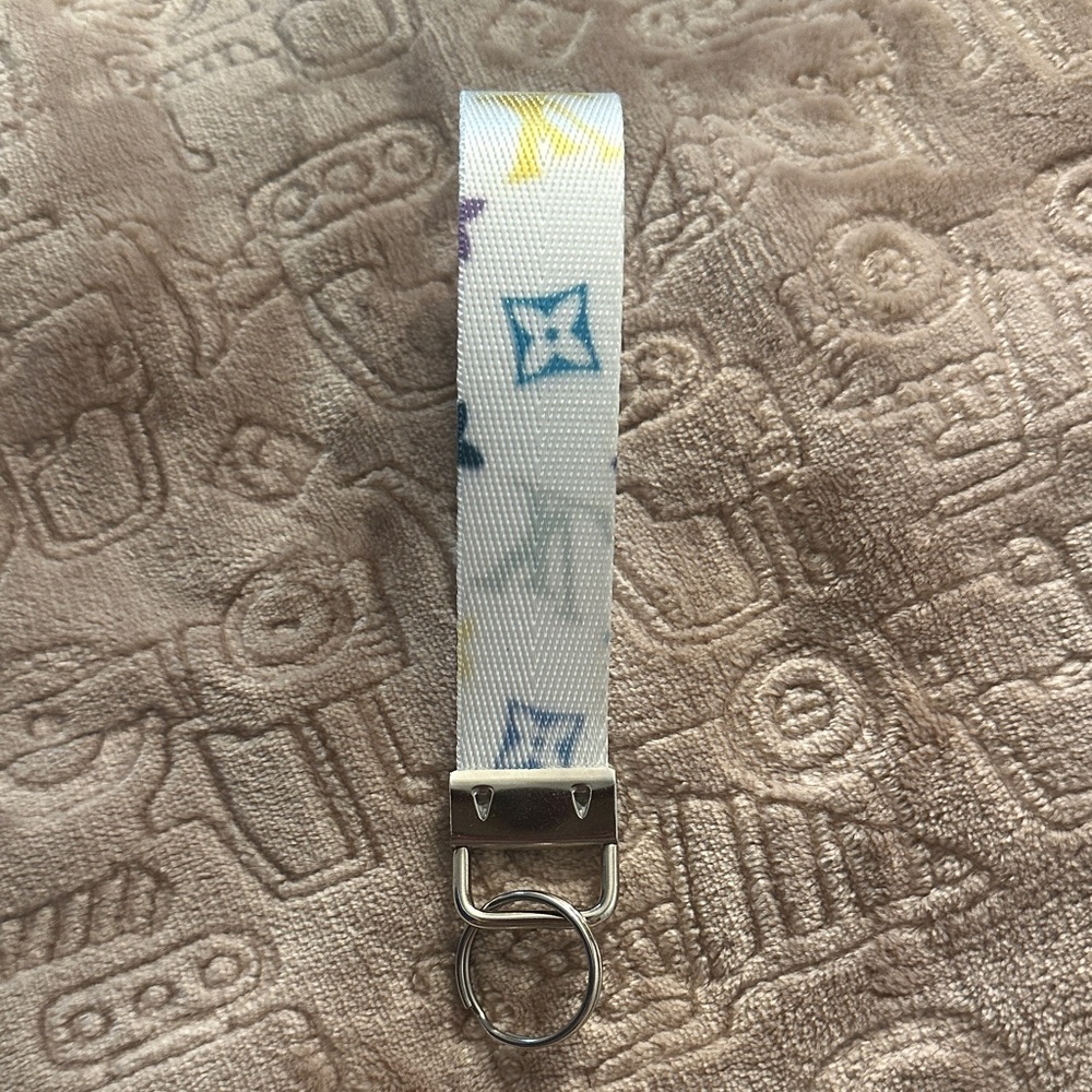🆕 White and Multicolor Keychain - Picture 2 of 4